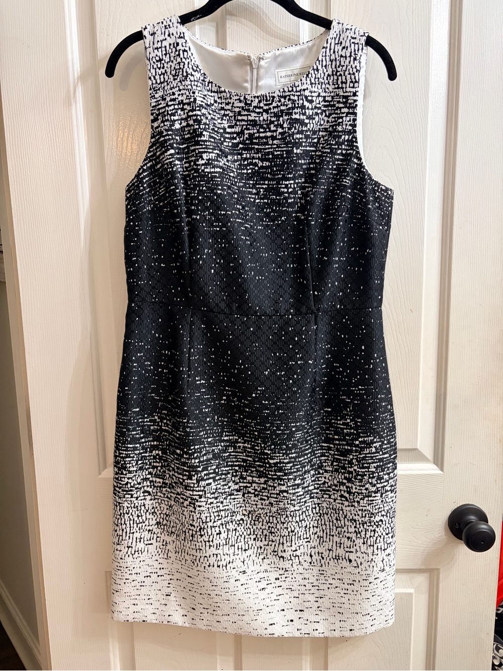 Chic Black and White Ombre Sleeveless Shift Dress
